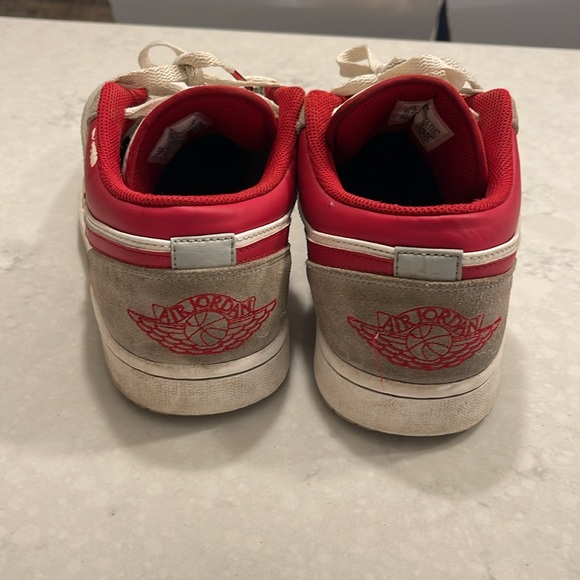 Low top Air Jordans - Picture 5 of 9